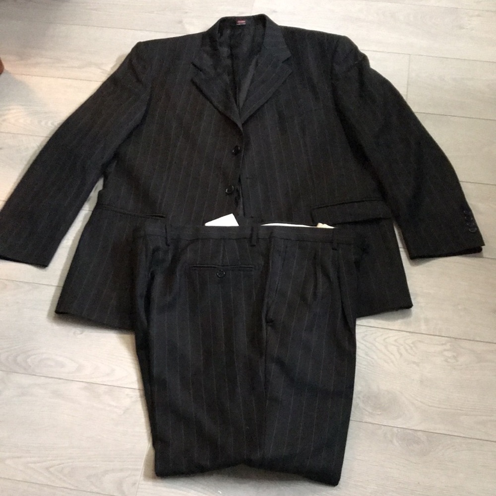 Beautiful mens Givara Made in Italy pin striped suit navy. 100% wool. Like new